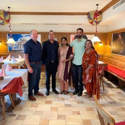 Foto v.l.n.r.: Stadtbürgermeister Michael Gaudier mit Pargan Ram, Seema Rani, Sandeep Kumar und Kirangit Kaur